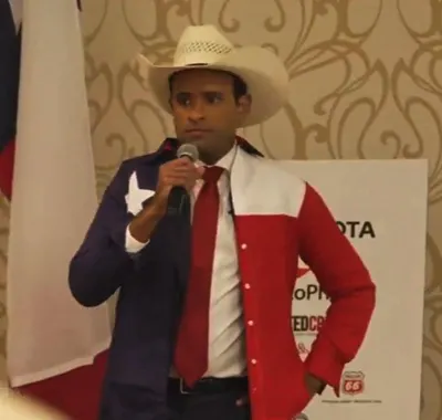 Vivek Ramaswamy speaking while wearing a cowboy hat